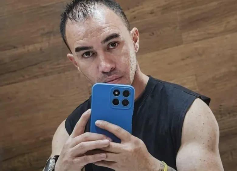 El profesor Kevin Santiago Ángel fue asesinado en mayo en el suroccidente de Bogotá. La Fiscalía investiga si el crimen fue una retaliación por su trabajo con jóvenes para alejarlos de las redes criminales. FOTO: Redes sociales.