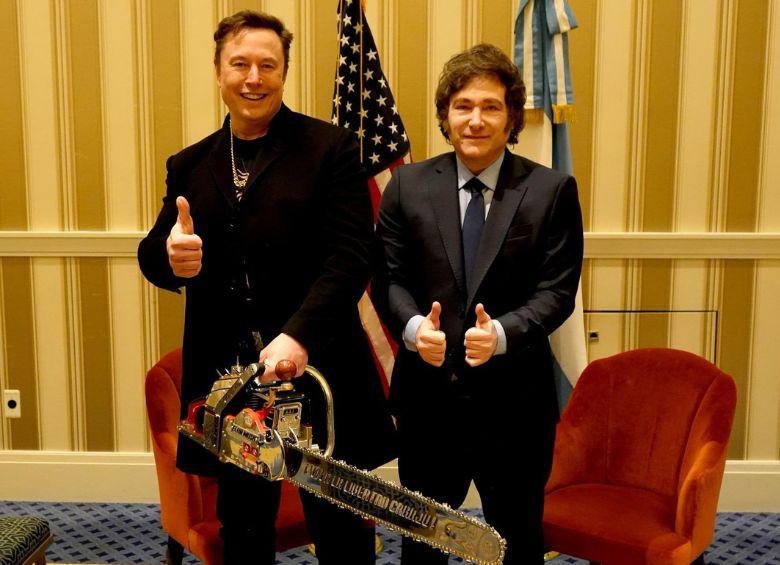 Javier Milei le regaló a Elon Musk una réplica de su famosa motosierra que mantiene en su despacho. FOTO: Presidencia de Argentina