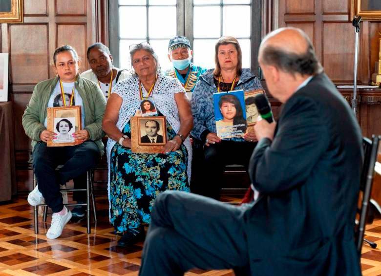 El ministro de Relaciones Exteriores y Paz, Álvaro Leyva, en un encuentro con víctimas de desaparición forzada. FOTO: CORTESÍA