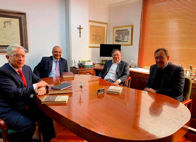Álvaro Uribe y Gustavo Petro se reunieron durante cerca de tres horas y plantearon sus visiones sobre las reformas en materia tributaria, agraria, de saludo, pensiones, entre otras. FOTO CORTESÍA