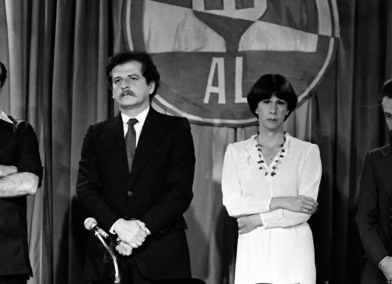 <span class=mln_uppercase_mln> Luis</span><b><span class=mln_uppercase_mln> Carlos Galán Sarmiento y su esposa Gloria Pachón de Galán en 1981. Foto: Archivo El Colombiano</span></b>