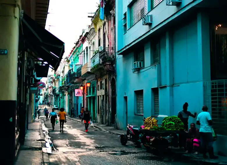 Filas para transporte y dificultades diarias evidencian el impacto social de la falta de petróleo y electricidad en Cuba. FOTO: Getty