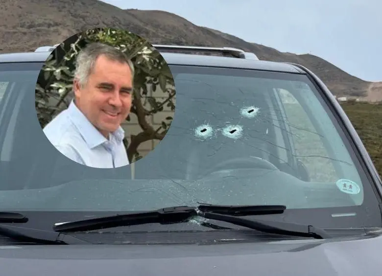 Así quedó el carro donde se movilizaba el precandidato a la presidencia de Perú, Rafael Belaúnde, tras un atentado en su contra en la ciudad de Lima. FOTO: REDES SOCIALES @BelaundeRafael