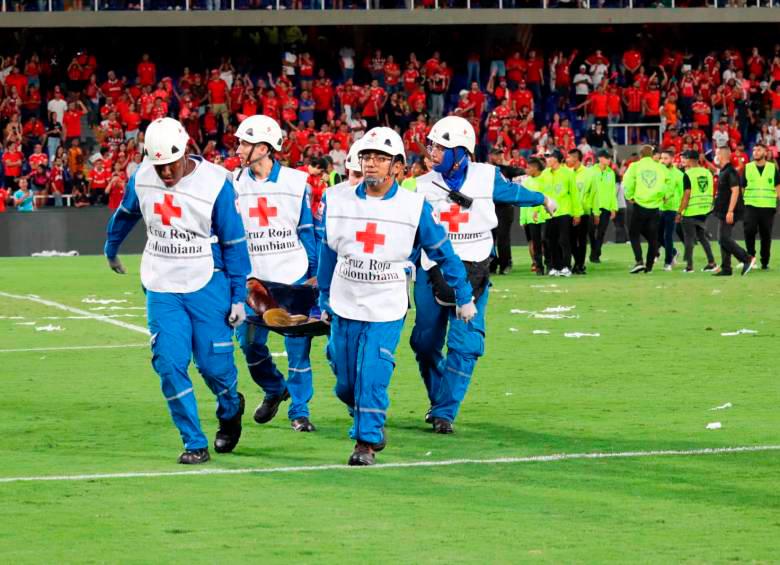 Varias personas resultados heridas tras los desmanes presentados en el Pascual Guerrero en el partido de la final de la Copa Betplay entre América y Nacional. FOTO COLPRENSA