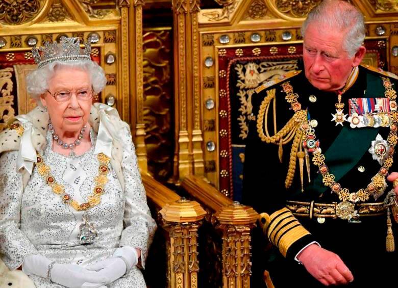 La reina Isabel II (RIP) y el ahora rey Carlos III. FOTO: EFE