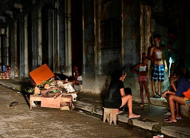 El huracán Rafael se encuentra a 75 kms al suroeste de La Habana. Tocará tierra en las próximas horas. FOTO: AFP