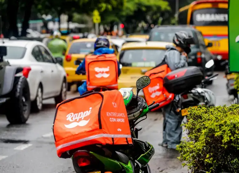 Repartidores argentinos deben casi $900.000 a las apps que los emplean. En Colombia, Rappi ofrece créditos y seguros. FOTO: Colprensa.