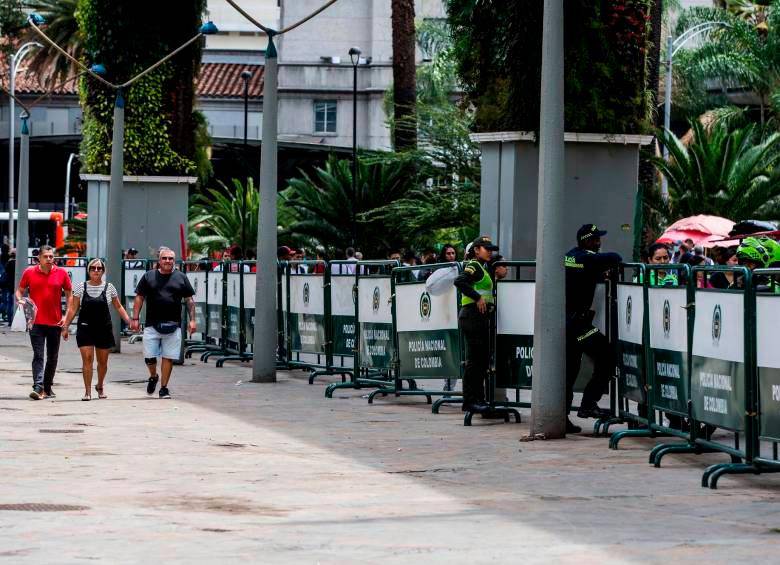 La Plaza Botero, el Parque Lleras y el Bulevar de la 68 en Castilla fueron rodeados con vallas y vigilancia de la Policía. FOTO: JULIO CÉSAR HERRERA.