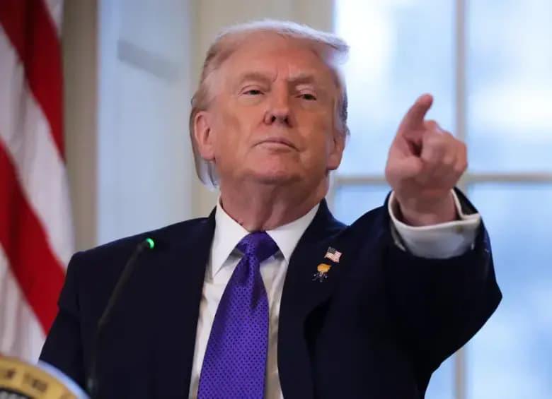 Donald Trump afirmó que Irán “debería izar la bandera blanca de la rendición” y minimizó el conflicto al describirlo como una “pequeña escaramuza”. FOTO: Getty. 