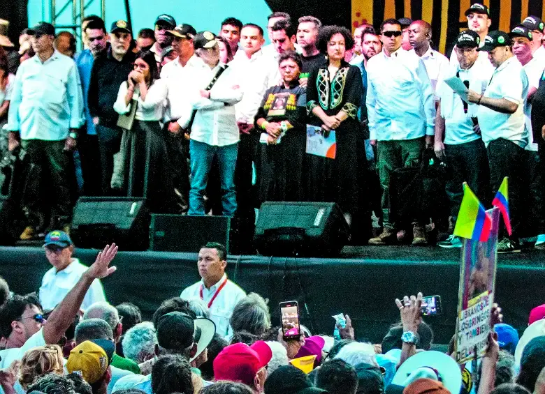 La tarima de la plazoleta de La Alpujarra fue compartida por delegados del Gobierno Nacional y de las bandas delincuenciales que están en la mesa de paz urbana. FOTO: EL COLOMBIANO.
