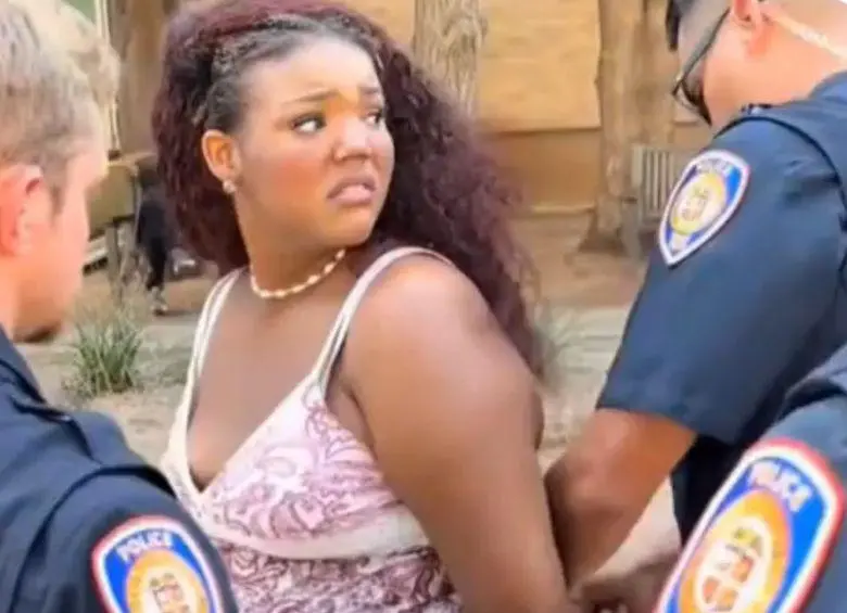 Camryn Giselle Booker, de 18 años, fue expulsada de la Universidad Texas Tech tras burlarse de simpatizantes de Charlie Kirk, el activista republicano asesinado en Estados Unidos. FOTO: REDES SOCIALES