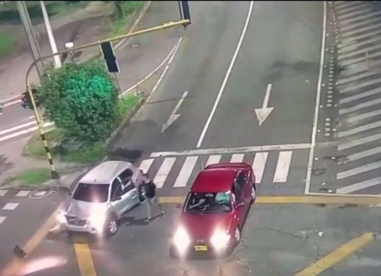 La pareja del vehículo rojo enfrentó con un arma al conductor que chocó con otro carro en la avenida El Poblado. FOTO: CAPTURA DE PANTALLA