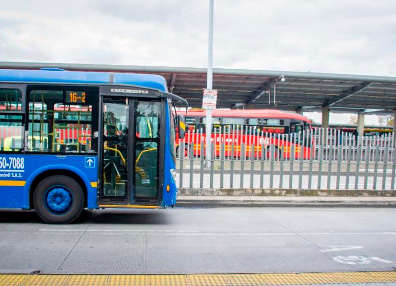 Hombre evitó que ladrón robara láminas de TransMilenio y terminó regañando a usuarios por falta de ayuda