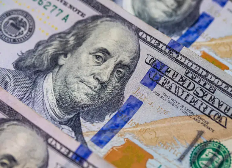La cotización del dólar abrió al alza este viernes, lo que representó un incremento de $17,81 frente a la Tasa Representativa del Mercado. 
