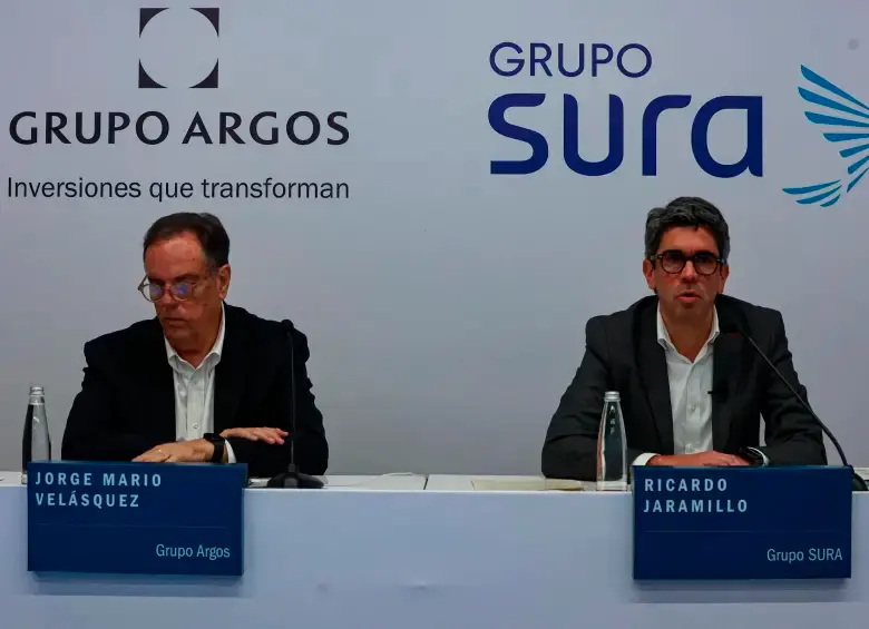 Jorge Mario Velásquez, presidente de Grupo Argos (izquierda), y Ricardo Jaramillo, presidente de Grupo Sura. FOTO MANUEL SALDARRIAGA