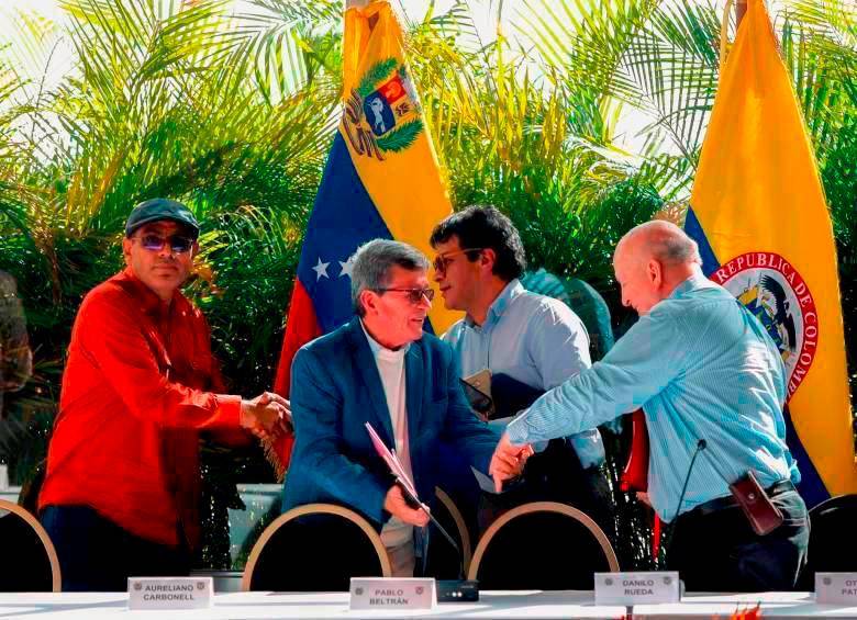 Imagen de referencia de la mesa de negociación entre el Gobierno Petro y el ELN. Al frente se ven a Otty Patiño y Pablo Beltrán, jefe negociador de esa guerrilla, apretándose la mano. FOTO: CORTESÍA