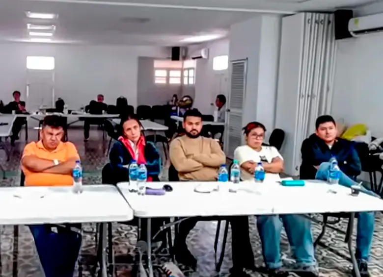 Gustavo Bolaños, ubicado a la izquierda de la fotografía, es señalado por la Fiscalía como cerebro del desfalco a la contratación en Aremca. FOTO CAPTURA DE VIDEO