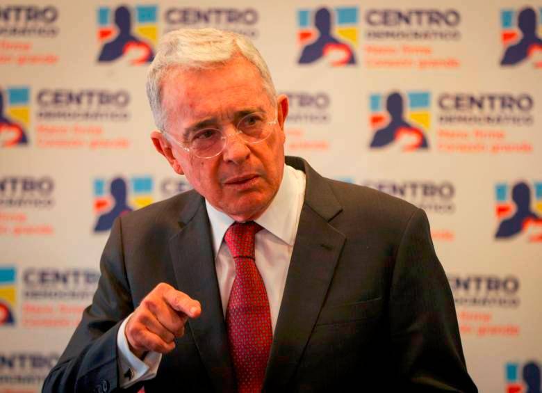 Exmiembros de la Comisión de la Verdad creen que el expresidente Álvaro Uribe debe de responder por falsos positivos. Foto: Colprensa. 