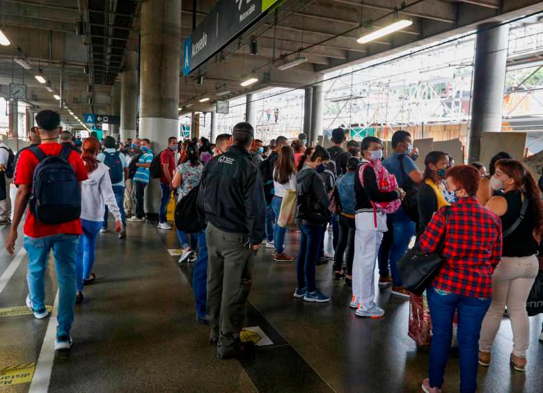 Durante la mañana de este jueves fueron vastas las congestiones en el sistema de transporte masiv. FOTO: MANUEL SALDARRIAGA