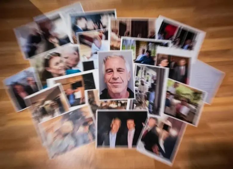 La demanda señala que documentos divulgados por el Departamento de Justicia y replicados en internet dejaron al descubierto datos de víctimas vinculadas al caso Epstein. FOTO: AFP. 