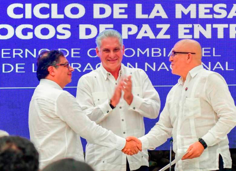 El presidente Gustavo Petro junto a Antonio García durante la firma del cese al fuego bilateral el 9 de junio de 2023. FOTO CORTESÍA