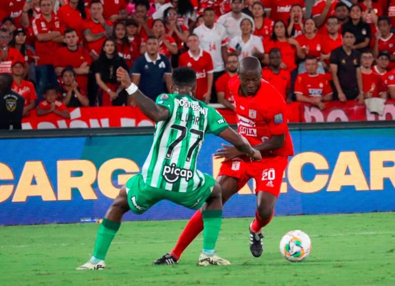 El partido entre Atlético Nacional y América de Cali por la final de la Copa Colombia 2024 tuvo que ser suspendido en el minuto 85’ debido a los fuertes disturbios en el Estadio Pascual Guerrero, en la capital de Valle del Cauca. FOTO: COLPRENSA