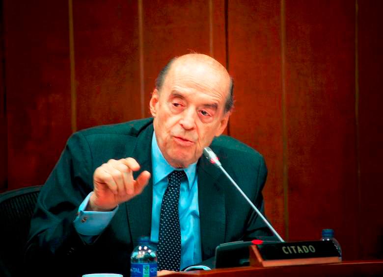 El canciller Álvaro Leyva anuncia que no saldrá de su puesto, continuará liderando el Ministerio de Relaciones Exteriores. Foto: Cortesía. 