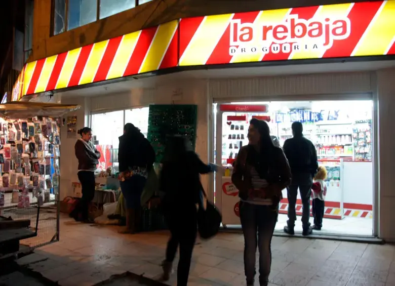 Cabe recordar que el Gobierno Nacional han mostrado su interés en quedarse con Drogas La Rebaja para incorporar su infraestructura para atención primaria, según la reforma a la Salud que aún se discute en el congreso. FOTO: Colprensa.