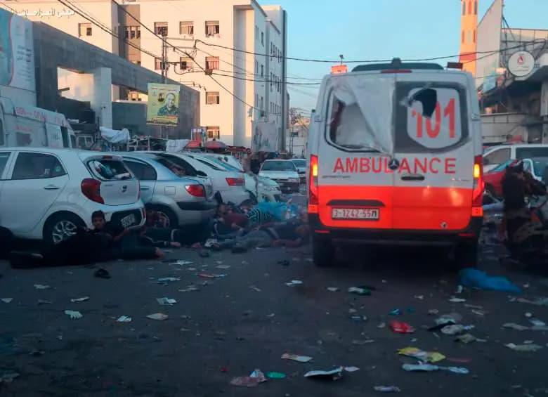 Una ambulancia entra a la Franja de Gaza cuando se declaró cese al fuego entre Israel y el grupo terrorista Hamás. FOTO: Getty