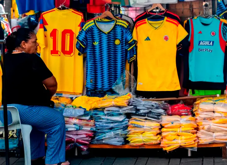 Las figuras coleccionables de la Federación Colombiana de Fútbol también entraron en remate, con descuentos superiores al 58% tras la salida de Colombia del torneo. FOTO JULIO HERRERA. 