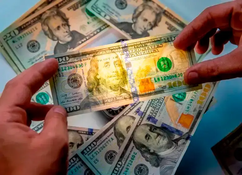 Los consumidores aprovechan la caída del dólar para adquirir productos importados a menor precio. FOTO: EL COLOMBIANO