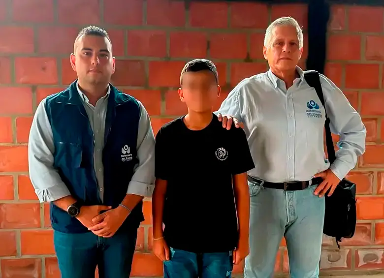 El niño fue entregado por los secuestradores a delegados de la Defensoría del Pueblo. FOTO: CORTESÍA.