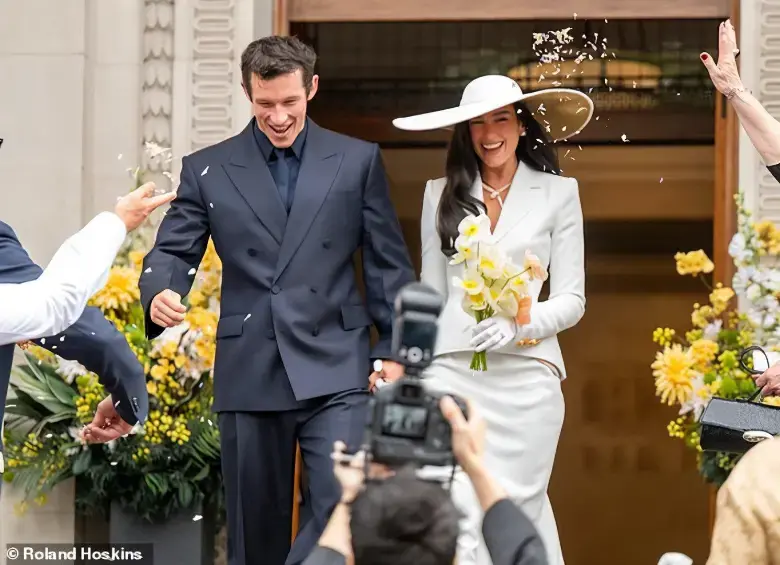 Dua Lipa lució un vestido blanco acompañado de un sombrero diseñado por la prestigiosa casa de moda Schiaparelli. Por su parte, Callum Turner vistió un elegante traje azul oscuro durante la ceremonia. Foto: Tomada de redes sociales