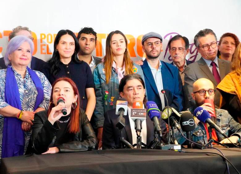 Gustavo Bolívar junto a los concejales de Bogotá Heidy Sánchez y Carlos Carrillo en la oficialización de su aspiración a la Alcaldía de Bogotá.