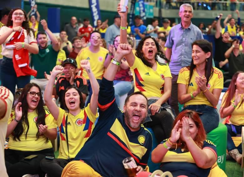 Hinchas antioqueños disfrutando del partido Colombia-Brasil. Foto: Manuel Saldarriaga