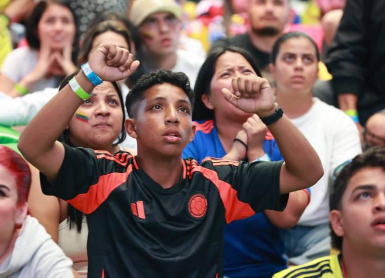 Hinchas antioqueños disfrutando del partido Colombia-Brasil. Foto: Manuel Saldarriaga