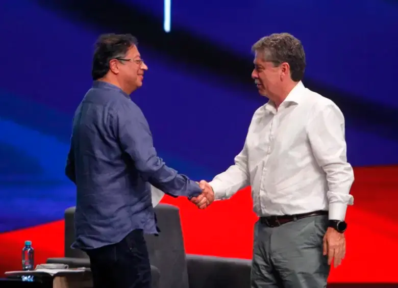 Gustavo Petro y Bruce Mac Master. FOTO ANDI. 