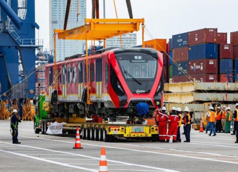 El primer tren de la Línea 1 del Metro de Bogotá durante su llegada desde China a Cartagena. Se prevé que cinco de estos trenes lleguen al país en este 2025. FOTO: ALCALDÍA DE BOGOTÁ