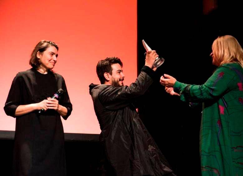 Montoya recibiendo la Paloma de Oro en la edición 65 del Concurso Internacional DOK de Leipzig en Alemania. FOTO Cortesía