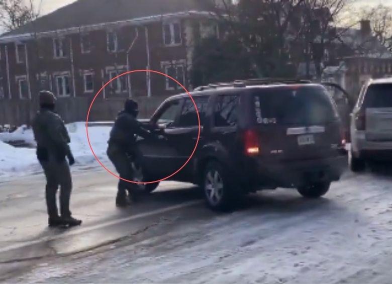 Un agente de inmigración del estado de Minnesota mató a tiros a una mujer que intentó escapar cuando agentes se acercaron al vehículo que manejaba y pretendieron abrir la puerta del auto. FOTO: CAPTURA DE VIDEO