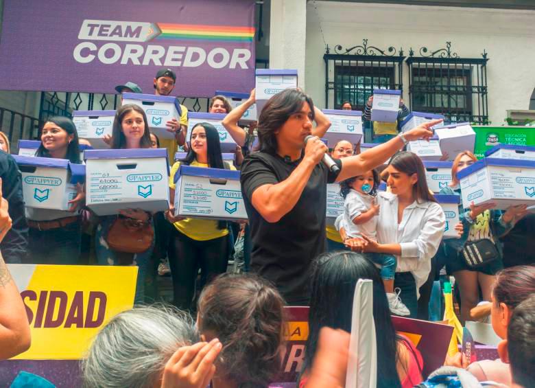 Albert Corredor presentó 320.000 firmas que recogió para avalarse con el movimiento Medellín Nos Une. FOTO: EL COLOMBIANO
