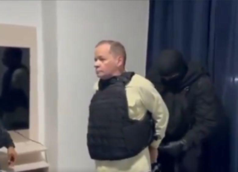 El opositor venezolano Juan Pablo Guanipa fue grabado con un chaleco de balas siendo escoltado por policías encapuchados y vestidos de negro. FOTO: CAPTURA DE VIDEO
