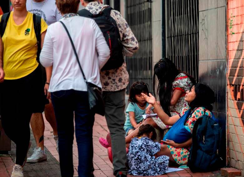 Esta imagen, de mujeres indígenas pidiendo dinero en compañía de sus niños, se ha vuelto frecuente en la calle 10 de El Poblado y otros sectores de la ciudad. FOTO: CAMILO SUÁREZ