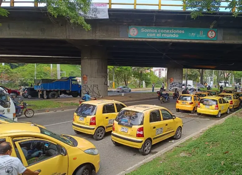 Los taxis buscan competir en mejores condiciones con plataformas de transporte como Uber y DiDi. Alianza In propone revisar los trámites y las exigencias regulatorias que enfrenta el gremio para mejorar su competitividad. Foto: EL COLOMBIANO