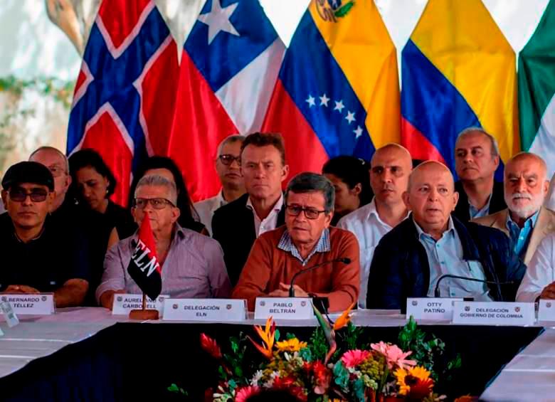 Tras meses de diálogos congelados, la mesa volvería a retomar su curso, enfrentándose a un complejo dialogo. Foto: AFP
