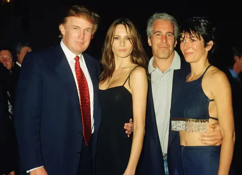 Jeffrey Epstein y Donald Trump en un evento público junto a sus parejas. FOTO: Getty