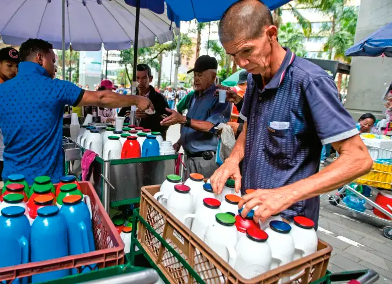 El tinto sigue siendo una de las bebidas más cotidianas para los habitantes de Medellín, aunque su precio depende del barrio, el establecimiento y el tipo de café. FOTO EL COLOMBIANO
