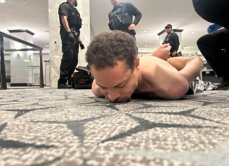 El sospechoso cayó al suelo y fue reducido en minutos por las autoridades.