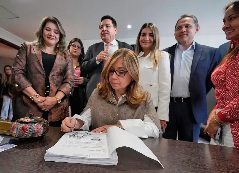 Las tres senadoras radicaron la ponencia alternativa de la reforma a la salud en la Comisión Séptima del Senado. FOTO COLPRENSA