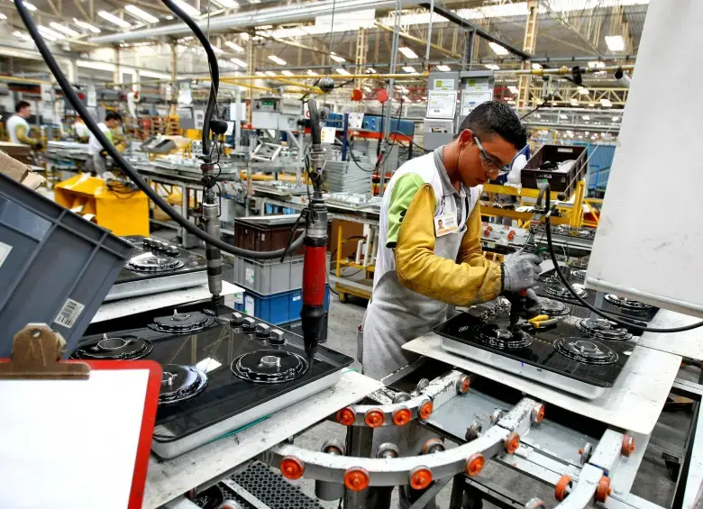 Si se mira con lupa qué sectores “jalonaron” la ocupación, industrias manufactureras fue el protagonista, con 510.000 personas más trabajando en diciembre de 2025. FOTO: Juan Antonio Sánchez.